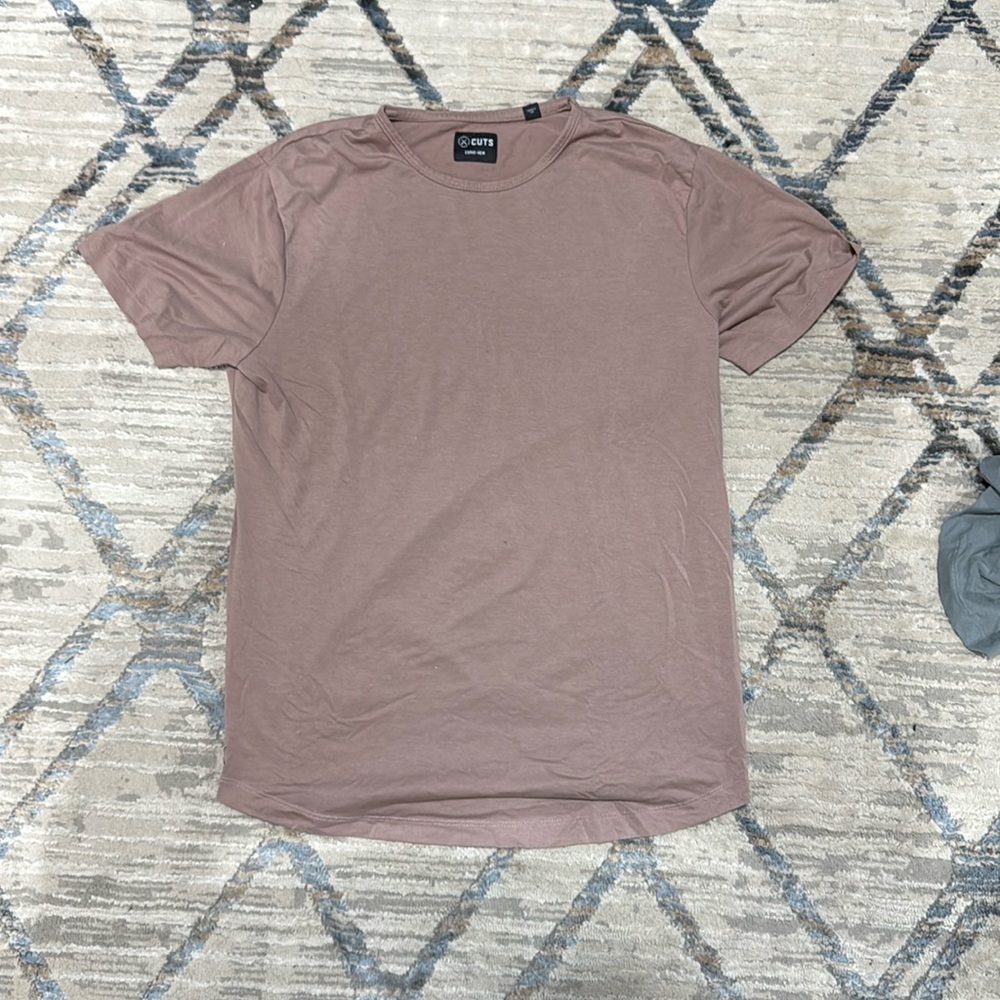 Cuts clothing curved hem t-shirt